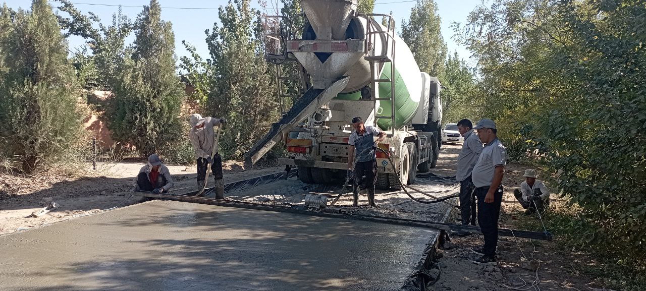 Xonqa tumanida ichki ko‘chalarda beton qoplamali yo‘llar barpo etilmoqda.